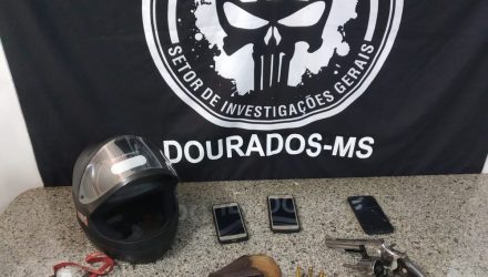 Capacete, armas e celulares dos adolescentes apreendidos — Foto: Polícia Civil/Divulgaçã.