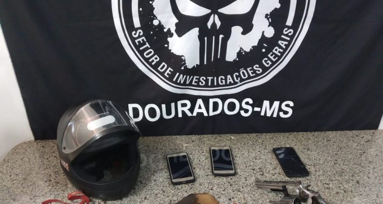 Capacete, armas e celulares dos adolescentes apreendidos — Foto: Polícia Civil/Divulgaçã.
