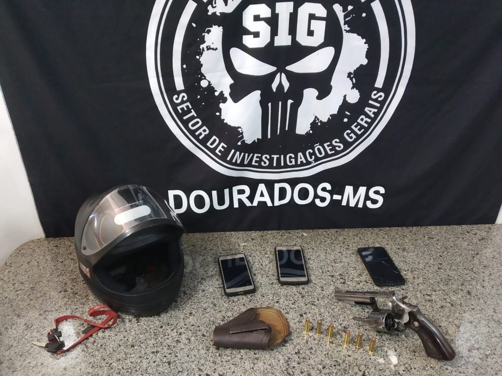 Capacete, armas e celulares dos adolescentes apreendidos — Foto: Polícia Civil/Divulgaçã.
