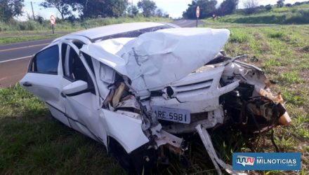 Gol ficou com a frente totalmente destruída na colisão contra a pilastra de concreto. Foto: MANOEL MESSIAS/Mil Noticias