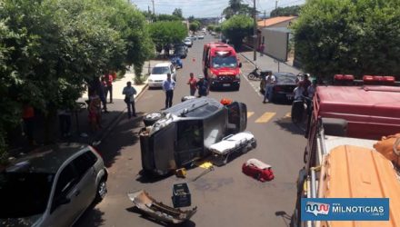 Acidente inusitado aconteceu no cruzamento das ruas Floriano Peixoto com Bandeirantes. Foto: MANOEL MESSIAS/Mil Noticias