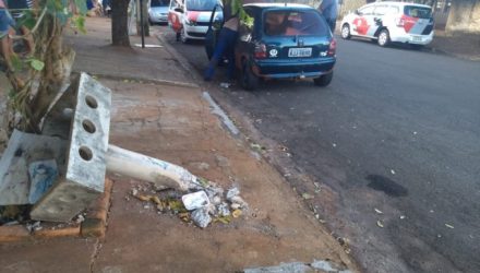 Corsa subiu na calçada e arrebentou lixeira de concreto. Foto: DIVULGAÇÃO