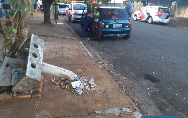 Corsa subiu na calçada e arrebentou lixeira de concreto. Foto: DIVULGAÇÃO