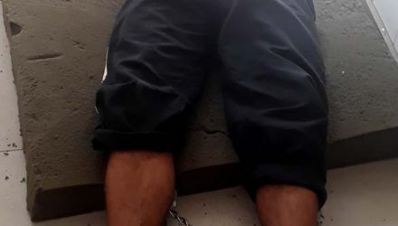 Acusado estava muito agitado no momento de sua detenção e só se acalmou depois de passar a noite na carceragem do plantão. Foto: MANOEL MESSIAS/Agência