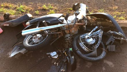Moto ficou completamente destruída com a batida — Foto: PRF/Divulgação.