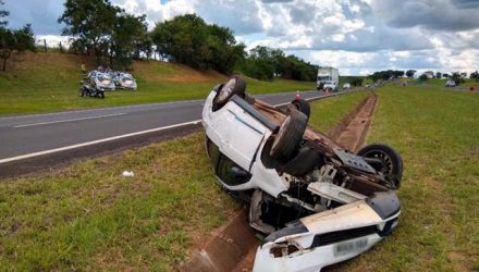 Veículo, um Fiat Siena, parou na canaleta de escoamento de água com as quatro rodas para cima (Foto: Lázaro Jr.)