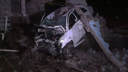 Taxista de 80 anos morre após atropelar pedestre e bater em muro na Zona Leste — Foto: Reprodução TV Globo.