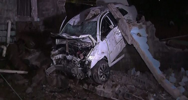 Taxista de 80 anos morre após atropelar pedestre e bater em muro na Zona Leste — Foto: Reprodução TV Globo.