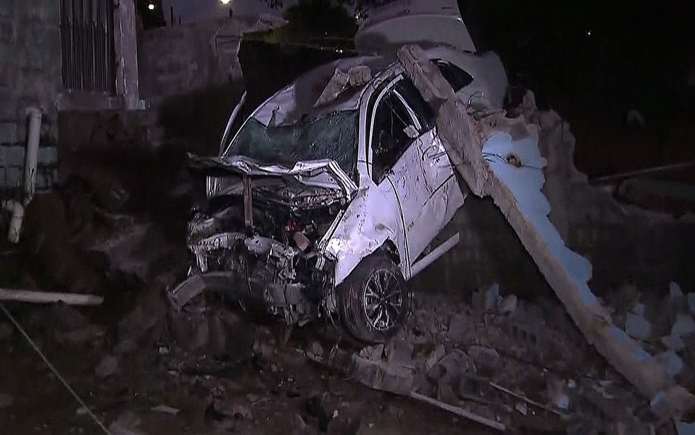 Taxista de 80 anos morre após atropelar pedestre e bater em muro na Zona Leste — Foto: Reprodução TV Globo.