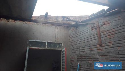 Casa sofreu destruição de seu telhado de telha de amianto, e em consequência, teve estragados móveis, alimentos e utensílios domésticos. Fotos: MANOEL MESSIAS/Agência