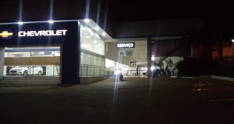Concessionária de veículos fica na Avenida Miguel Sutil, em Cuiabá — Foto: Brígida Mota/TVCA.
