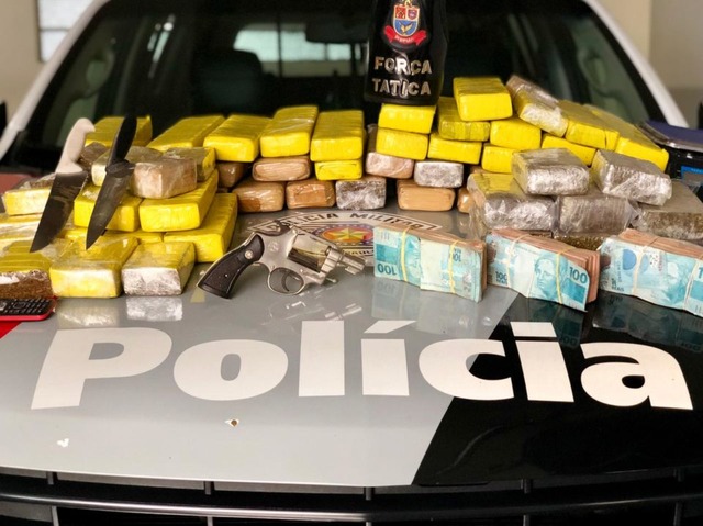 Após a pesagem das drogas foi constatado cerca de 40 quilos de maconha e mais de R$ 23 mil em dinheiro. Foto: DIVULGAÇÃO/PM