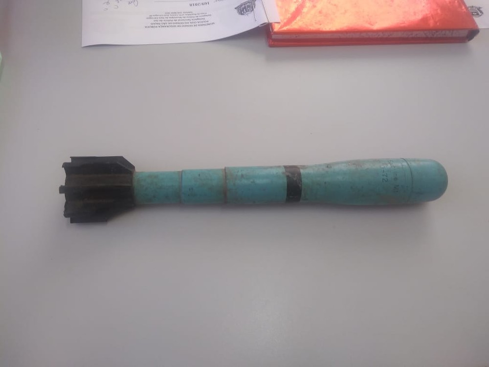 Granada de fuzil foi apreendida pela polícia após o catador de recicláveis encontrar o objeto em Mineiros do Tietê — Foto: Polícia Civil/ Divulgação.