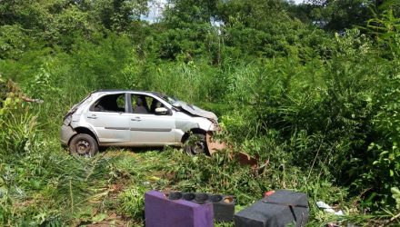 Vítimas estavam em veículo que capotou na MT-060 — Foto: Corpo de Bombeiros/Divulgação.