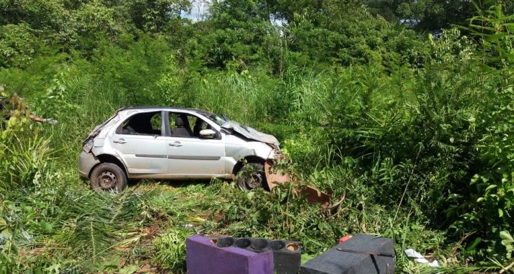 Vítimas estavam em veículo que capotou na MT-060 — Foto: Corpo de Bombeiros/Divulgação.