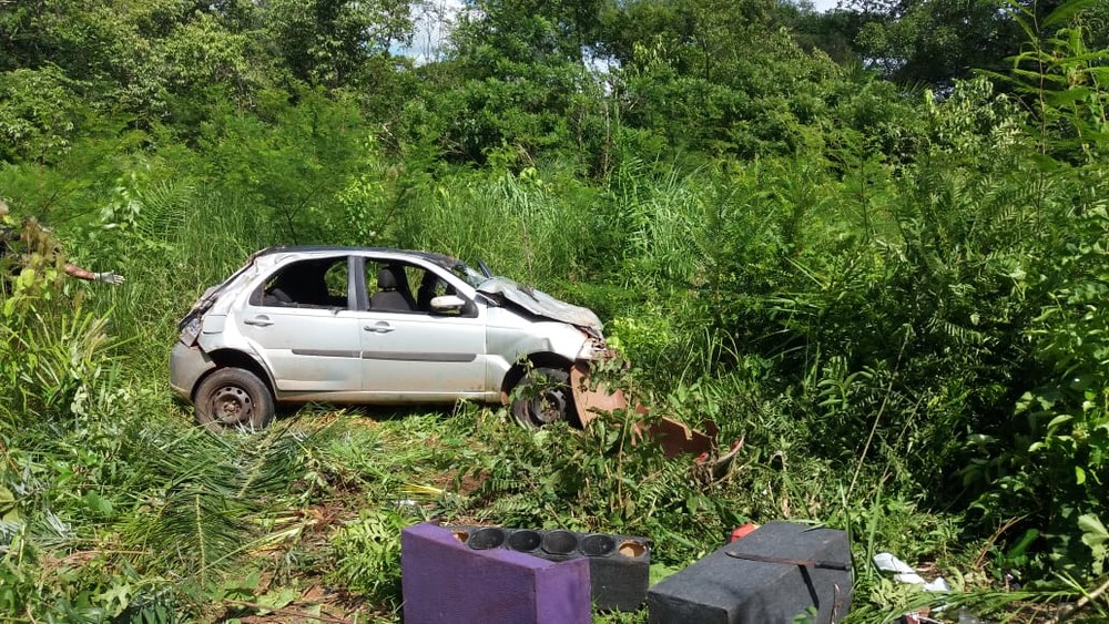 Vítimas estavam em veículo que capotou na MT-060 — Foto: Corpo de Bombeiros/Divulgação.