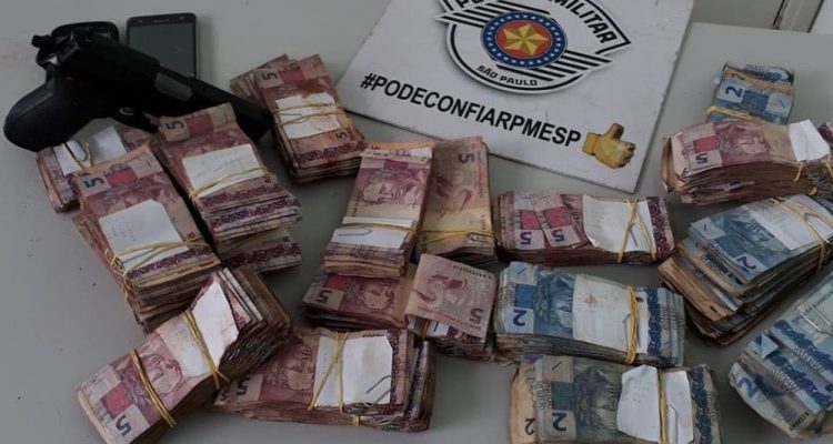 Parte de dinheiro recuperada de assalto a mercado em Itapuí — Foto: Plantão de Polícia/Reprodução.