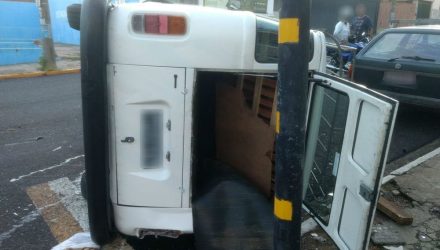Veículo tomba após colisão com outro carro no centro de Bauru — Foto: Arquivo pessola/Maurício da Cunha.