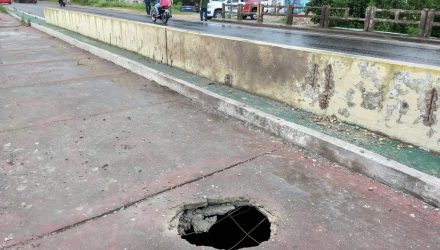 Criminosos tentaram explodir uma ponte na cidade de Caucaia durante a madrugada desta terça-feira — Foto: Kilvia Muniz/Sistema Verdes Mares.