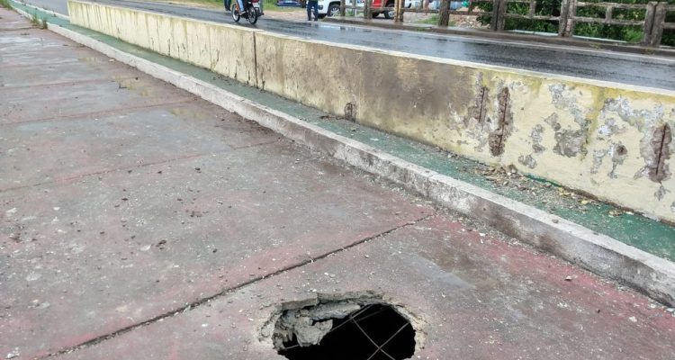 Criminosos tentaram explodir uma ponte na cidade de Caucaia durante a madrugada desta terça-feira — Foto: Kilvia Muniz/Sistema Verdes Mares.