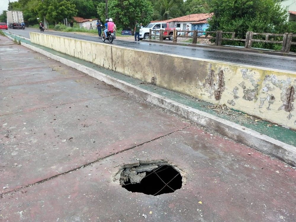 Criminosos tentaram explodir uma ponte na cidade de Caucaia durante a madrugada desta terça-feira — Foto: Kilvia Muniz/Sistema Verdes Mares.