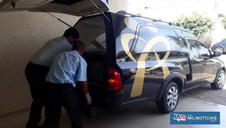 Agentes funerários retiram o corpo do preso para ser encaminhado ao IML – Instituto Médico Legal. Foto: MANOEL MESSIAS/Agência