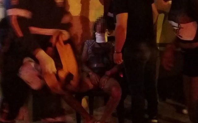 Transexual foi golpeada na altura do pescoço com a arma branca. Foto: Radio Cacula