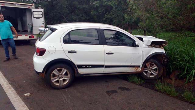 Após colisão, um carro caiu da ribanceira e outro foi jogado no acostamento — Foto: J. Serafim/Divulgação