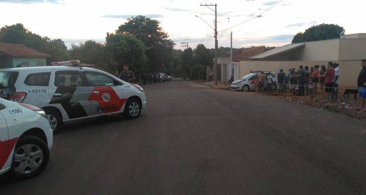 A polícia está no local do crime, que aconteceu por volta das 20h deste sábado (16); bairro é conhecido como ponto de tráfico de drogas/ Foto: Regional Press