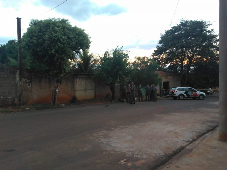 A polícia está no local do crime, que aconteceu por volta das 20h deste sábado (16); bairro é conhecido como ponto de tráfico de drogas/ Foto: Regional Press