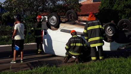 Renault Cangoo parou com as quatro rodas para cima no acidente. Bombeiros cuidaram para não haver risco de curto circuito da bateria, já que motorista estava bem. FOTO: MANOEL MESSIAS/MIL NOTICIAS