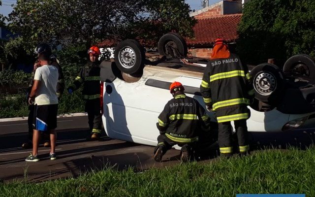 Renault Cangoo parou com as quatro rodas para cima no acidente. Bombeiros cuidaram para não haver risco de curto circuito da bateria, já que motorista estava bem. FOTO: MANOEL MESSIAS/MIL NOTICIAS