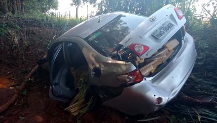 Homem bate o carro durante perseguição da polícia em Estrela d'Oeste — Foto: Arquivo Pessoal