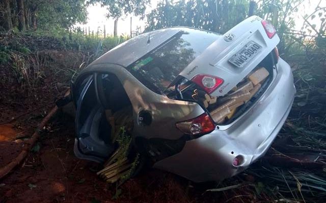 Homem bate o carro durante perseguição da polícia em Estrela d'Oeste — Foto: Arquivo Pessoal