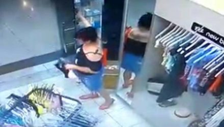 Imagens de câmeras de segurança flagraram momento em que mulher praticou o furto do frasco de perfume avaliado em R$ 950,00. Foto: DIVULGAÇÃO