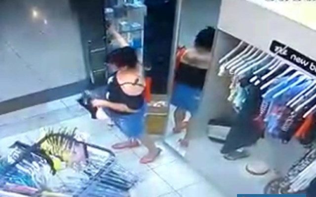 Imagens de câmeras de segurança flagraram momento em que mulher praticou o furto do frasco de perfume avaliado em R$ 950,00. Foto: DIVULGAÇÃO