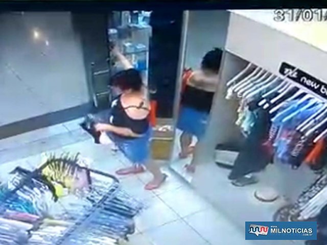 Imagens de câmeras de segurança flagraram momento em que mulher praticou o furto do frasco de perfume avaliado em R$ 950,00. Foto: DIVULGAÇÃO