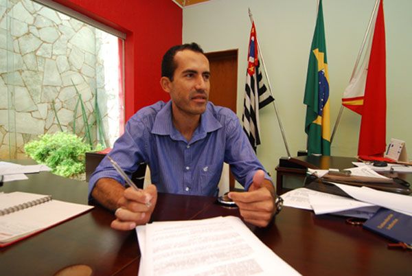 Prefeito de General Salgado, Leandro Rogério de Oliveira, e de seu vice, Paulo César de Almeida, ambos do PR, cassados por compra de votos. Foto: Pi Auriflama