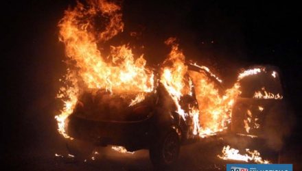 Fogo destruiu completamente For Ka, na cor azul, de morador de Nova Independência. Foto: MANOEL MESSIAS/Agência