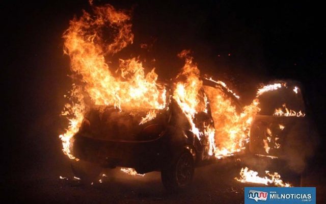 Fogo destruiu completamente For Ka, na cor azul, de morador de Nova Independência. Foto: MANOEL MESSIAS/Agência