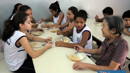 Prefeita Tamiko Inoue acompanha alimentação oferecida às crianças do município. Foto: Secom/Prefeitura