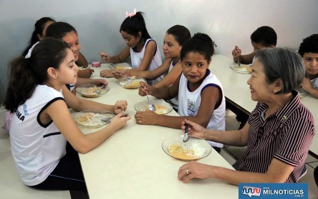 Prefeita Tamiko Inoue acompanha alimentação oferecida às crianças do município. Foto: Secom/Prefeitura