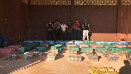 Tabletes de cocaína apreendidos no Paraguai, polícia e dois presos — Foto: Polícia do Paraguai/Divulgação