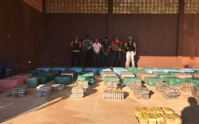 Tabletes de cocaína apreendidos no Paraguai, polícia e dois presos — Foto: Polícia do Paraguai/Divulgação