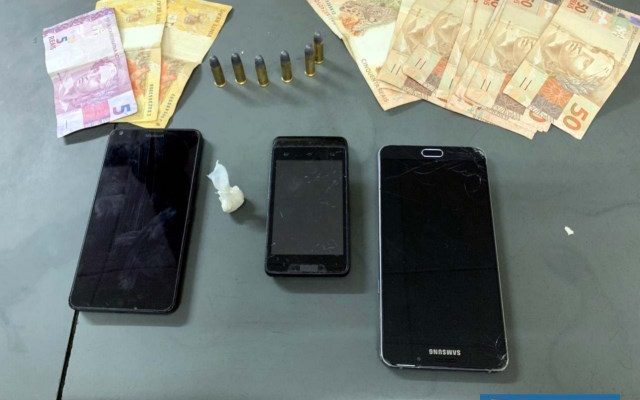 Foram apreendidos 1 grama de crack, 6 munições de calibre.32mm, além dos celulares e grana que estavam com os suspeitos. Foto: DIVULGAÇÃO/PM