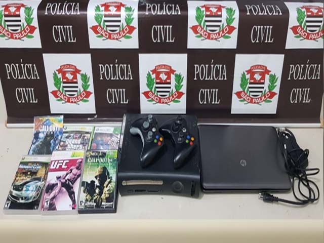 Foram recuperados e devolvidos 1 vídeo game Xbox 360, 06 jogos para Xbox e 02 controles sem fio para Xbox. Foto: POLÍCIA CIVIL/Divulgação