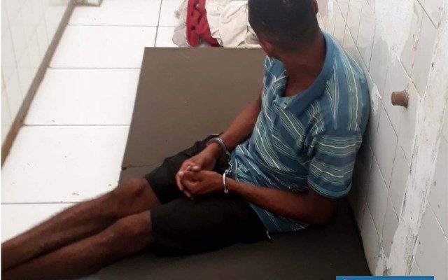 Indivíduo foi indiciado por roubo e permaneceu recolhido à carceragem até ser encaminhado ao fórum local. Foto: MANOEL MESSIAS/Agência