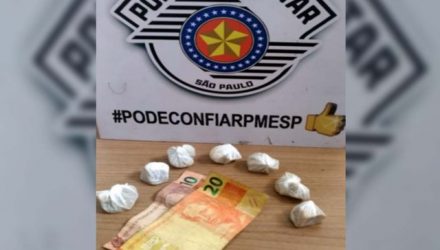 Foram apreendidas 7 pedras brutas de crack, que totalizaram 70 gramas, além de R$ 30,00 em dinheiro. Foto: DIVULGAÇÃO/PM