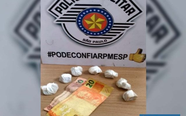 Foram apreendidas 7 pedras brutas de crack, que totalizaram 70 gramas, além de R$ 30,00 em dinheiro. Foto: DIVULGAÇÃO/PM