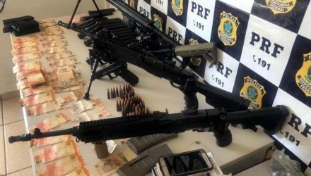 Armas apreendidas pela PRF na BR - 262, no município de Àgua Clara/MS - Foto: Divulgação